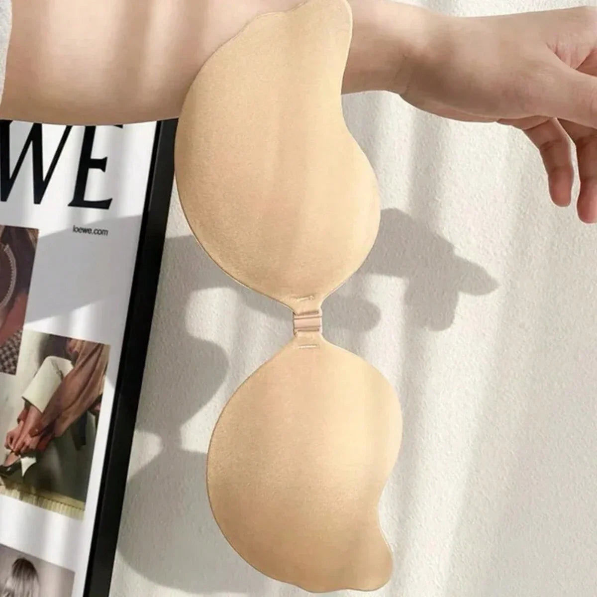 SECURE ADHESION
Designed to stay comfortably in place without visible straps or bands.